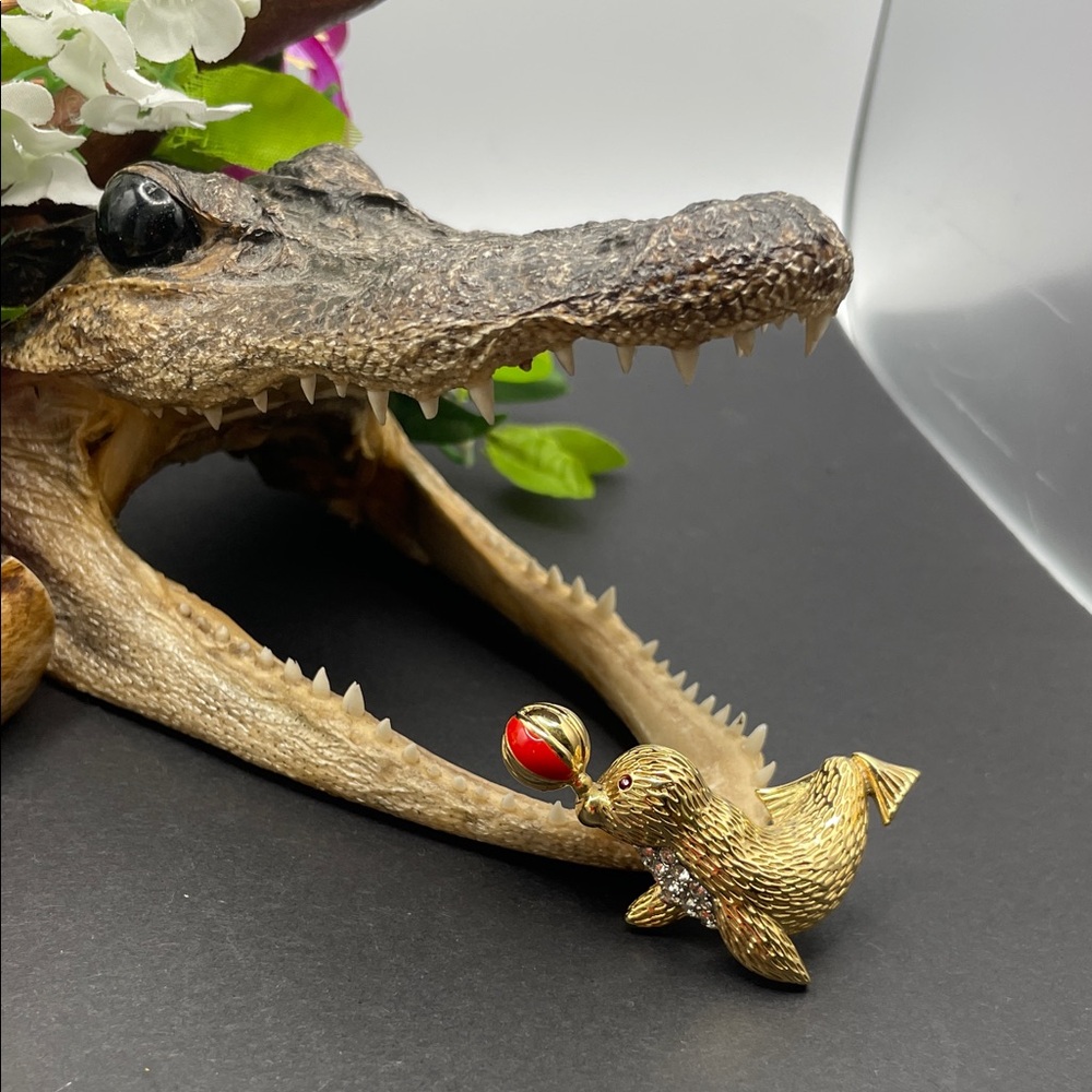 Jomaz seal and ball brooch vintage